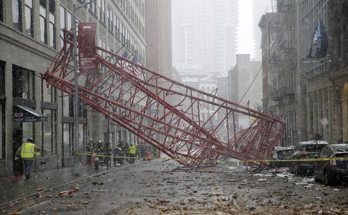 В центре Нью-Йорка обрушился подъемный кран, есть погибшие: фото