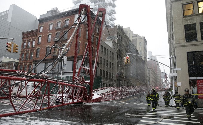 В центре Нью-Йорка обрушился подъемный кран, есть погибшие: фото
