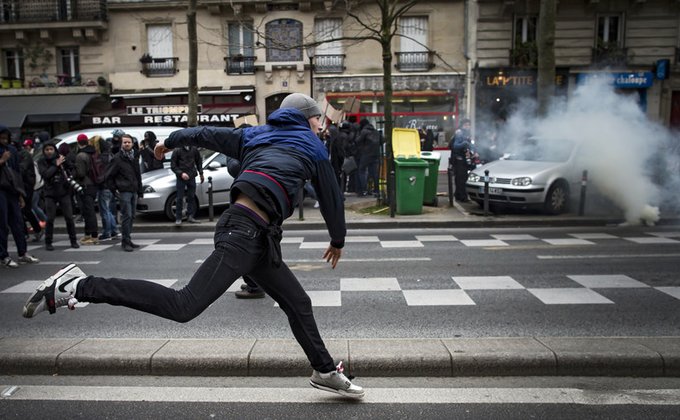 В Париже полиция применила против студентов слезоточивый газ