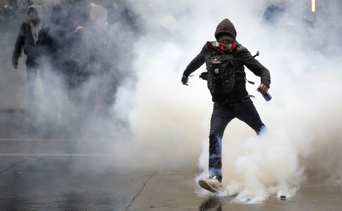 Во Франции многотысячные демонстрации: полиция применила газ