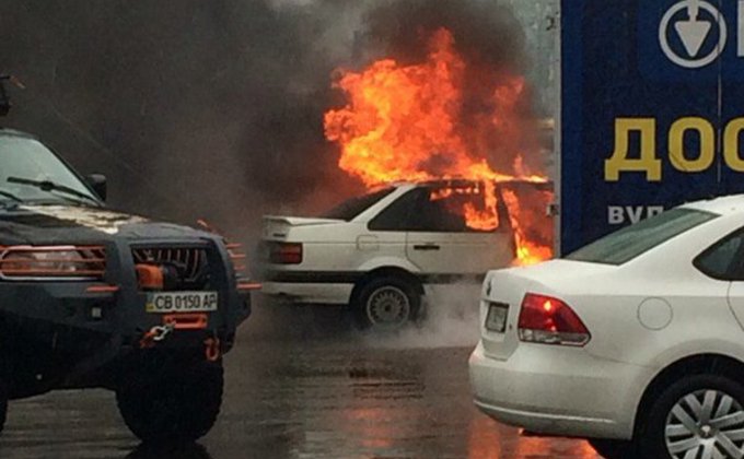 В Киеве на Дарницкой площади загорелся автомобиль: фото, видео