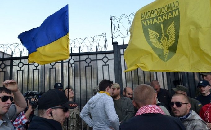 В Одессе активисты пытались забросать Генконсульство РФ навозом
