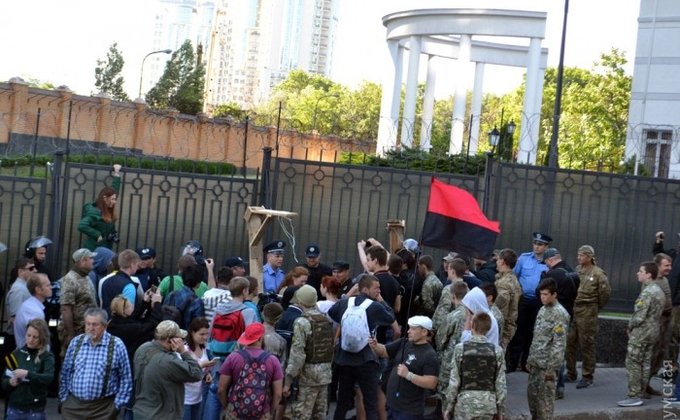 В Одессе активисты пытались забросать Генконсульство РФ навозом