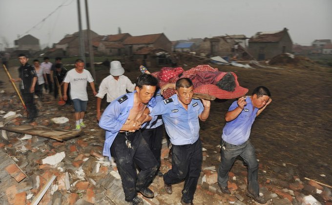 В Китае пронесся мощный торнадо с градом: 98 человек погибли
