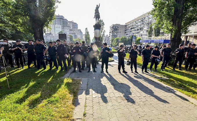 Устоял. Как в Киеве Щорса от сноса защищали: фоторепортаж