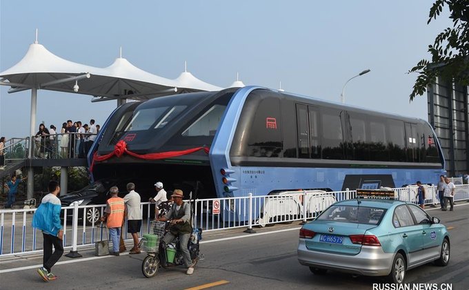 Парящий над мостовой: в Китае испытали новый автобус (фото)