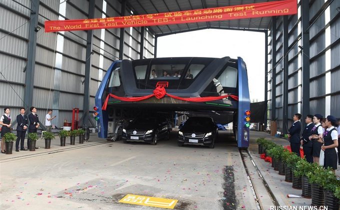 Парящий над мостовой: в Китае испытали новый автобус (фото)