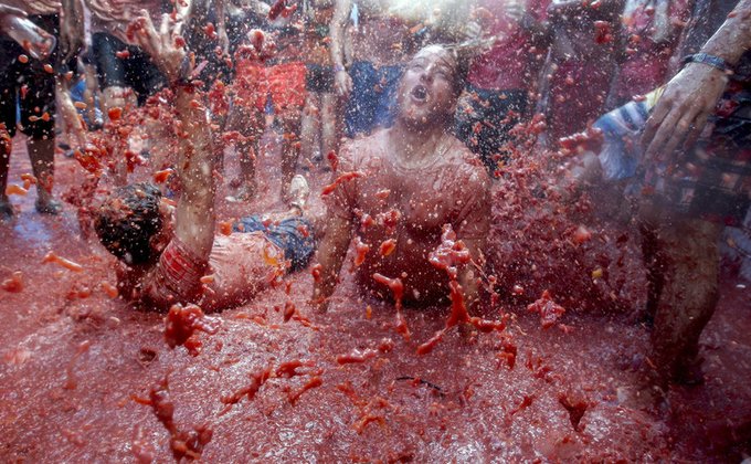 Помидорная битва: как в Испании проходил фестиваль Томатина