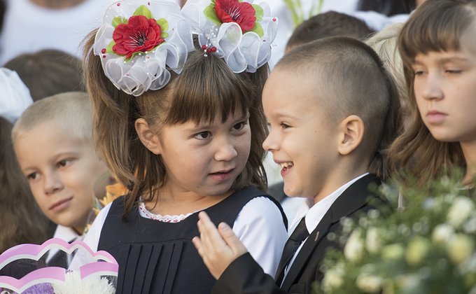Детские лица и много цветов: трогательные фото с первого звонка