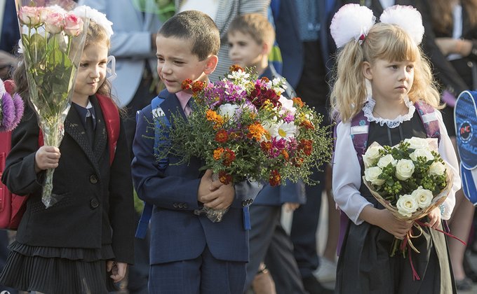 Детские лица и много цветов: трогательные фото с первого звонка