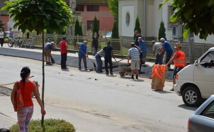 Жители закарпатского села сами отремонтировали дороги: фото
