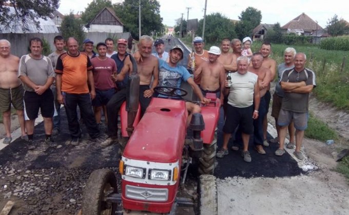 Жители закарпатского села сами отремонтировали дороги: фото