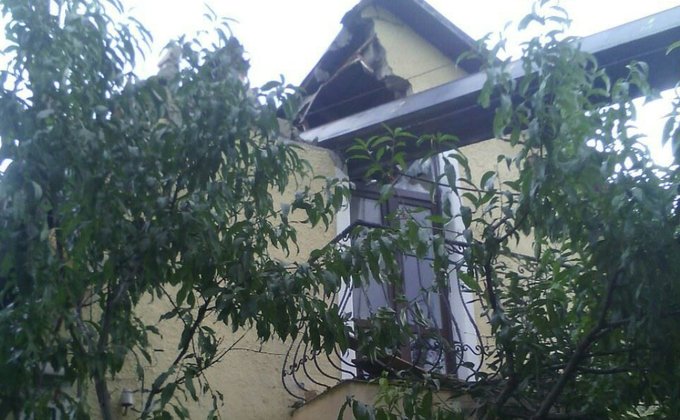 В Киеве на Печерске кран пробил крышу частного дома: фото