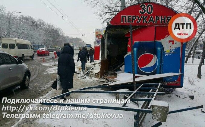В Киеве фура снесла остановку и парикмахерскую: 10 пострадавших