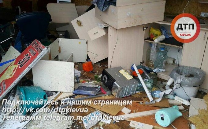 В Киеве фура снесла остановку и парикмахерскую: 10 пострадавших