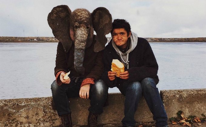 "Человек-слон" фотографируется в невеселых местах России: фото