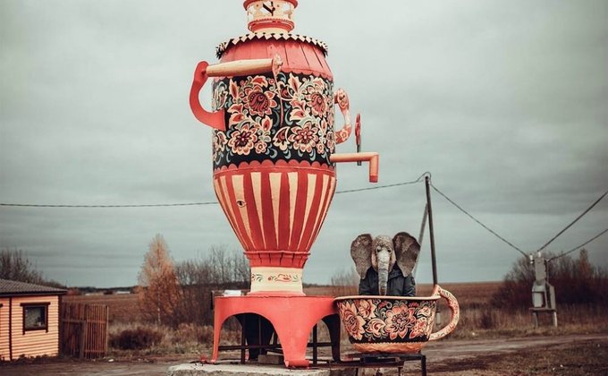 "Человек-слон" фотографируется в невеселых местах России: фото