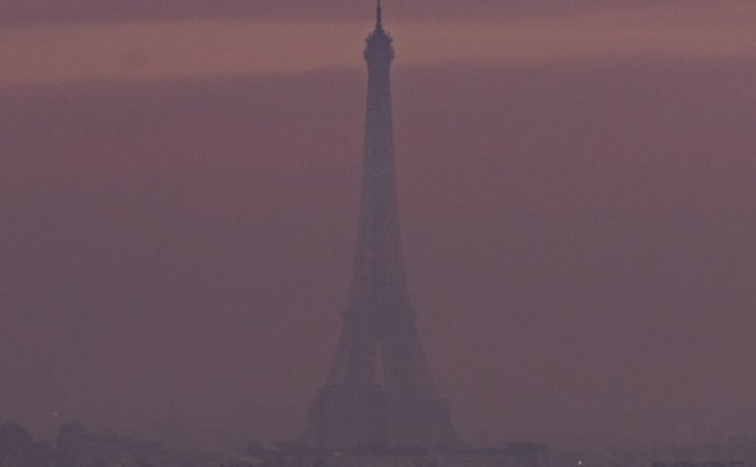 Париж в дыму, импичмент президенту Кореи, танец дьявола: фото дня