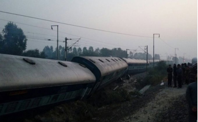 В Индии пассажирский поезд сошел с рельсов: есть жертвы - фото