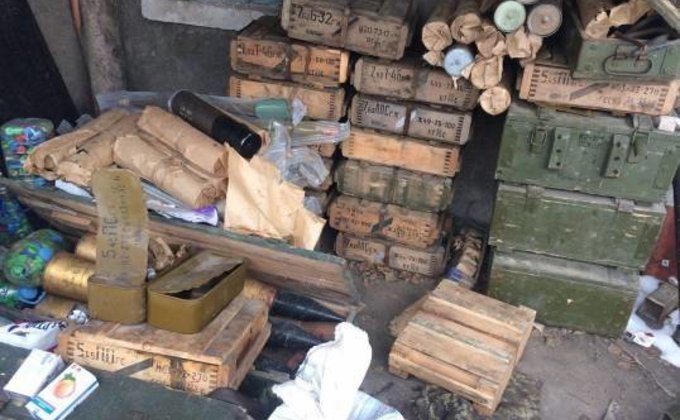СБУ обнаружила огромный склад с боеприпасами в зоне АТО: фото