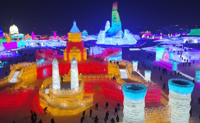 Цветной город изо льда и снега появился в Китае: фоторепортаж