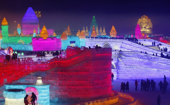 Цветной город изо льда и снега появился в Китае: фоторепортаж