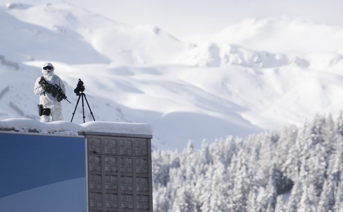 Снайперы в Давосе, швейцарские часы, авиакатастрофа: фото дня