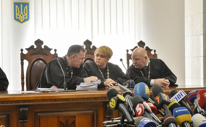 Апелляция Насирова: чиновник за стеклом и митинг под судом - фото
