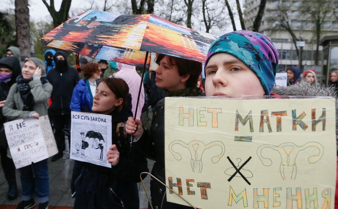 Под Радой прошла акция протеста против запрета абортов: фото