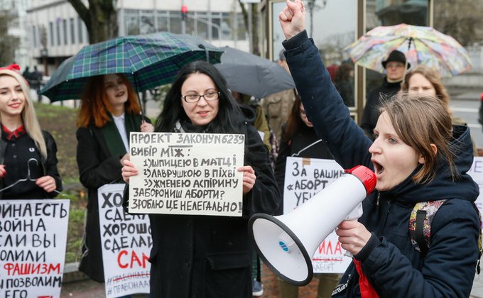 Под Радой прошла акция протеста против запрета абортов: фото
