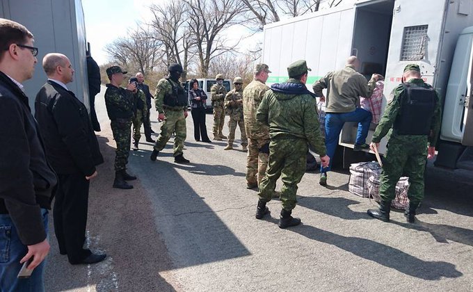 Боевики передали Украине 14 заключенных: фото
