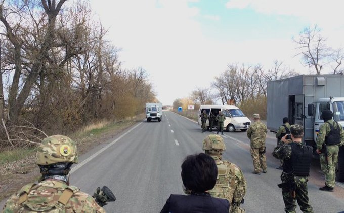 Боевики передали Украине 14 заключенных: фото