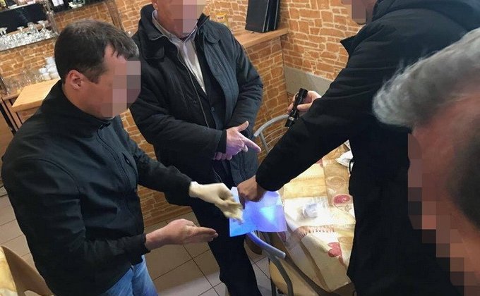 Один из руководителей аэропорта Львова задержан на взятке: видео
