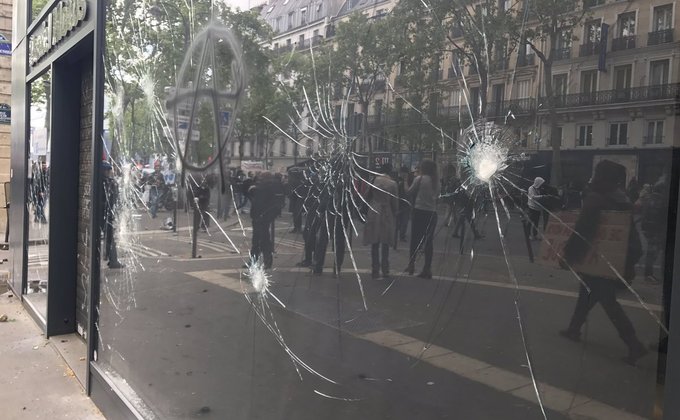 Первомайские столкновения в Париже: ранены 3 полицейских - фото
