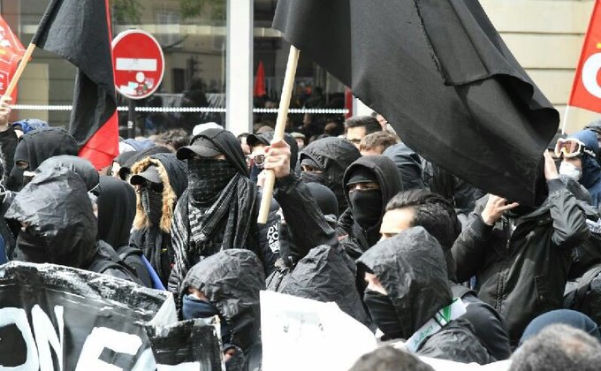 Первомайские столкновения в Париже: ранены 3 полицейских - фото