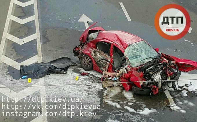 В Киеве таксист влетел в отбойник, пассажиру оторвало руку: фото
