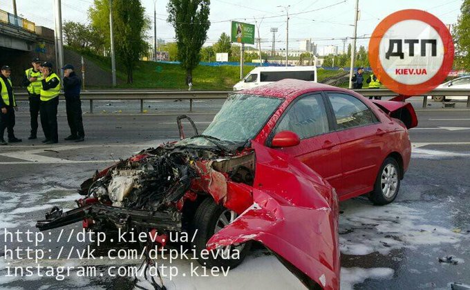 В Киеве таксист влетел в отбойник, пассажиру оторвало руку: фото