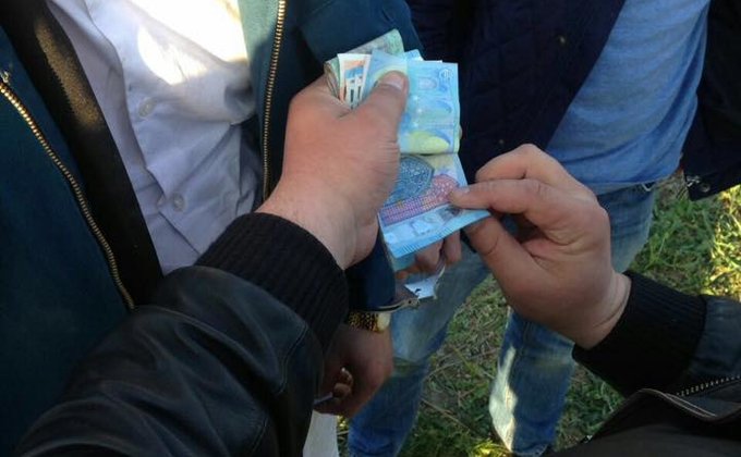 Задержаны двое таможенников аэропорта Киев: подозревают во взятке