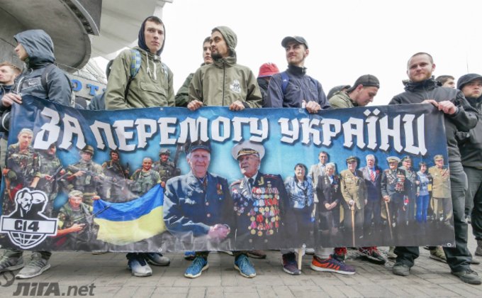 В Киеве 9 мая не обошлось без провокаций: фото