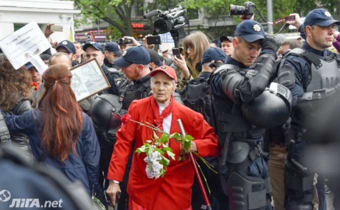 В Киеве 9 мая не обошлось без провокаций: фото