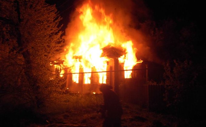 В Станице Луганской из-за обстрела боевиков сгорел частный дом