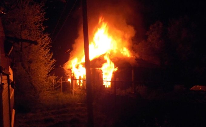 В Станице Луганской из-за обстрела боевиков сгорел частный дом