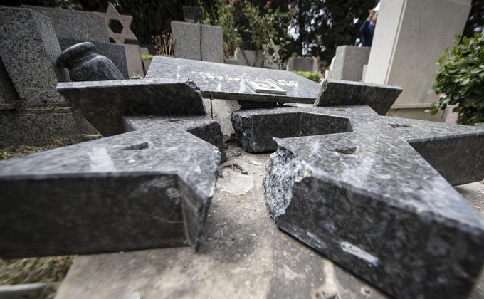 Серьги за $70 млн, костер из кокаина, разгром кладбища: фото дня
