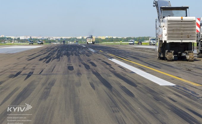 В аэропорту Жуляны начался ремонт взлетной полосы: фото