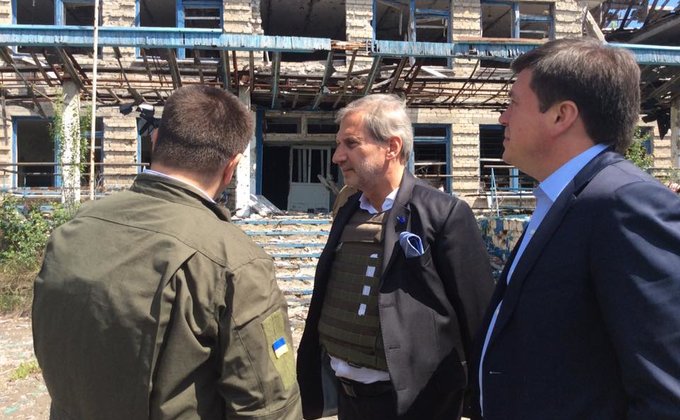 Еврокомиссар Хан и посол ЕС Мингарелли побывали в Широкино: фото
