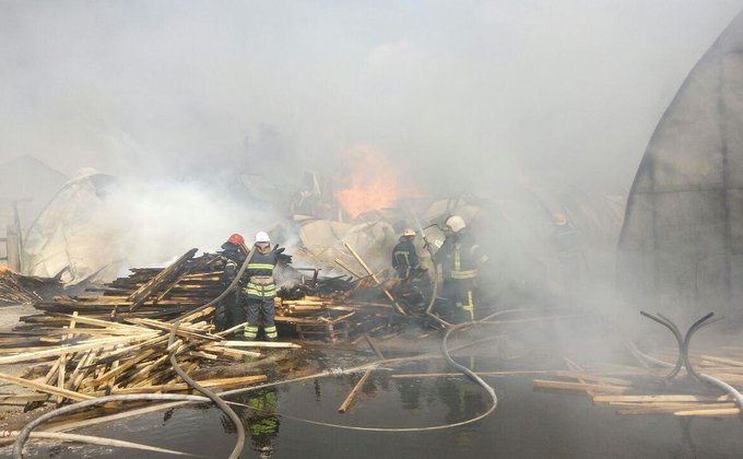 Пожар на складах в Броварах ликвидирован, пострадавших нет: фото