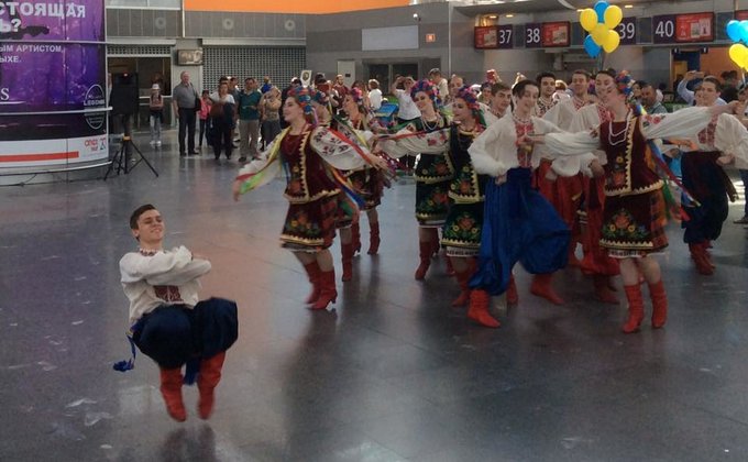 В Борисполе безвизовые рейсы провожали песнями и танцами