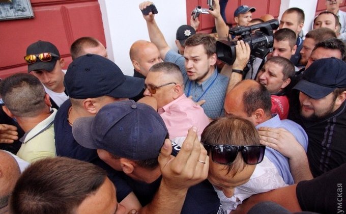 Потасовка под мэрией Одессы: в здание не пускали депутатов и СМИ