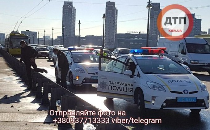В Киеве на мосту Патона Porsche Cayenne влетел в фуру: фото
