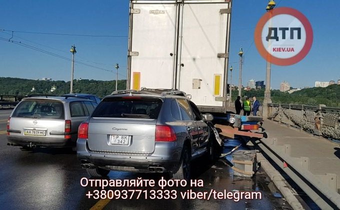 В Киеве на мосту Патона Porsche Cayenne влетел в фуру: фото